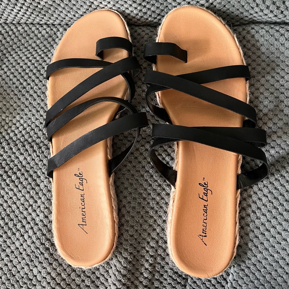 American Eagle 9.5 black and tan sandals